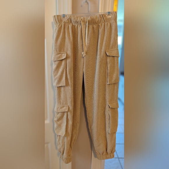 Forever 21 Cargo Crops - Picture 1 of 2